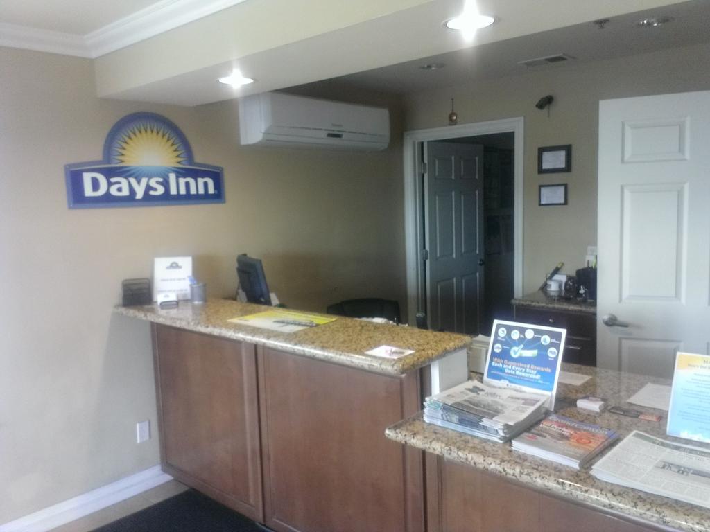 Days Inn By Wyndham Kingman East Экстерьер фото