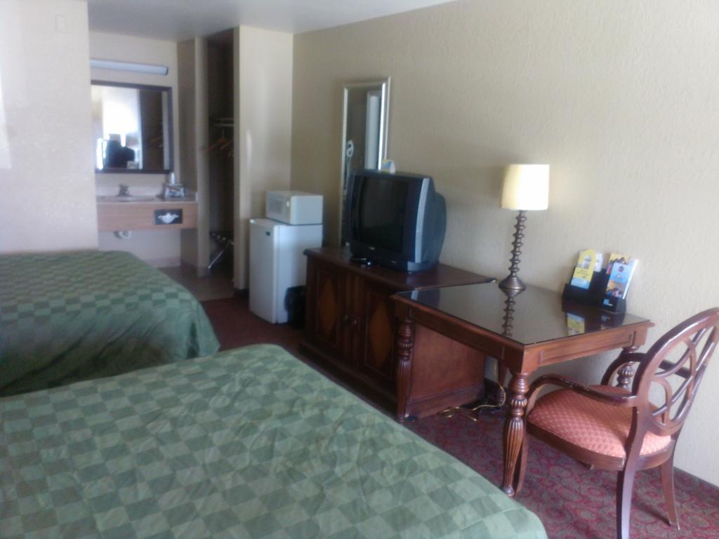 Days Inn By Wyndham Kingman East Экстерьер фото