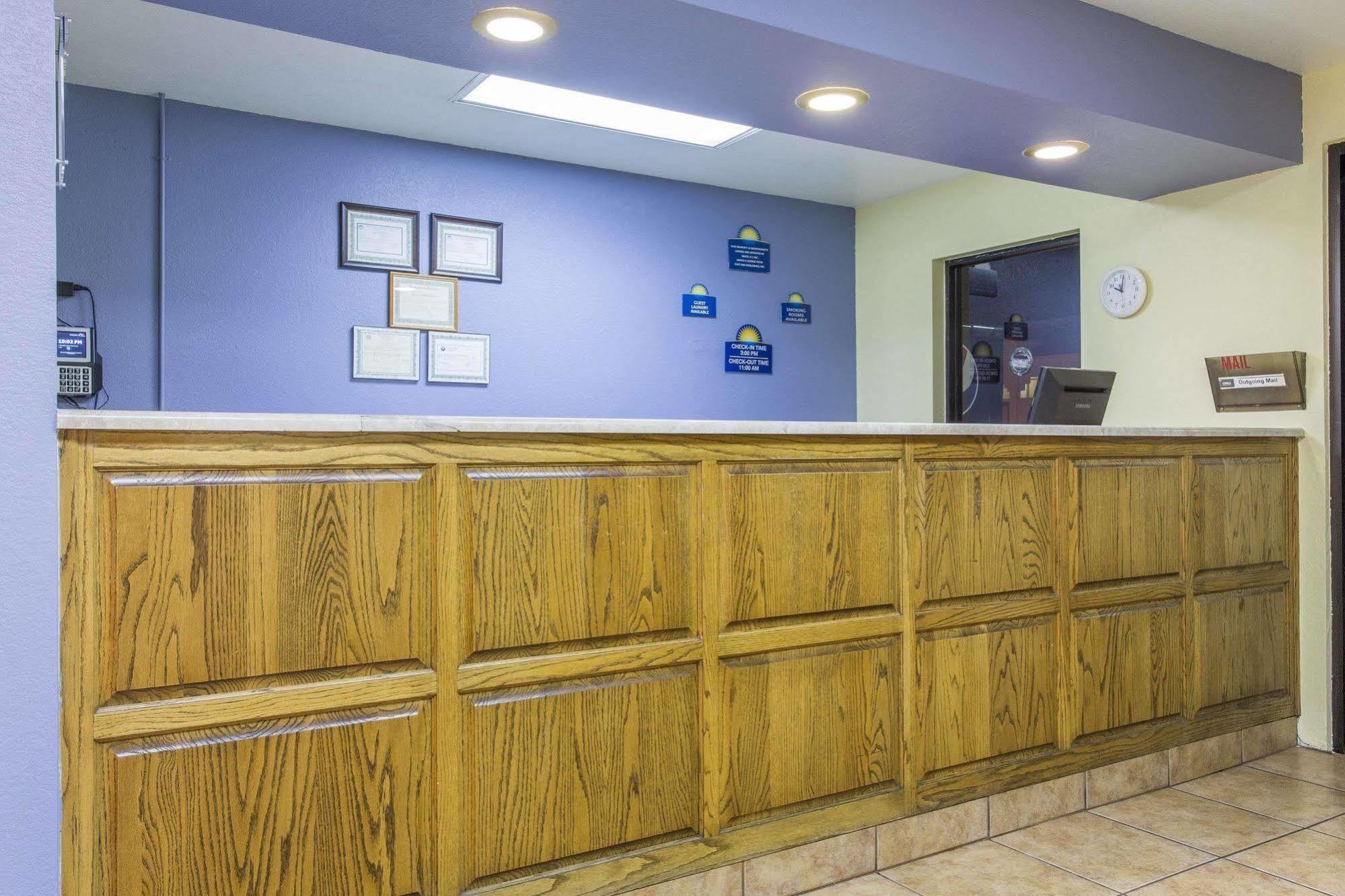 Days Inn By Wyndham Kingman East Экстерьер фото
