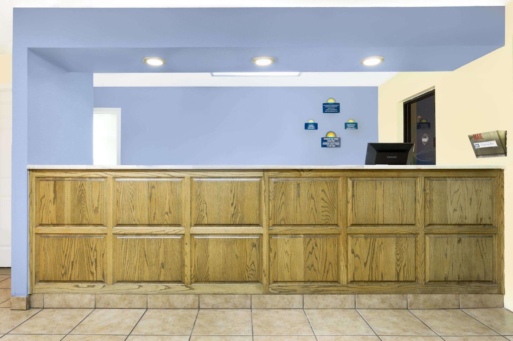 Days Inn By Wyndham Kingman East Экстерьер фото